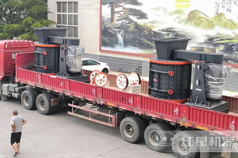 兩臺復(fù)合式制沙機(jī)裝車發(fā)貨